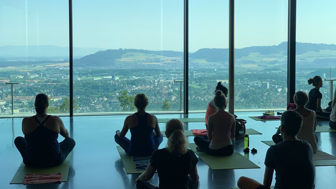 On the yoga mats, participants have a view over the whole city.