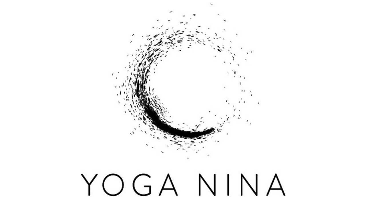 Schriftzug Yoga Nina mit einem Kreis aus Punkten
