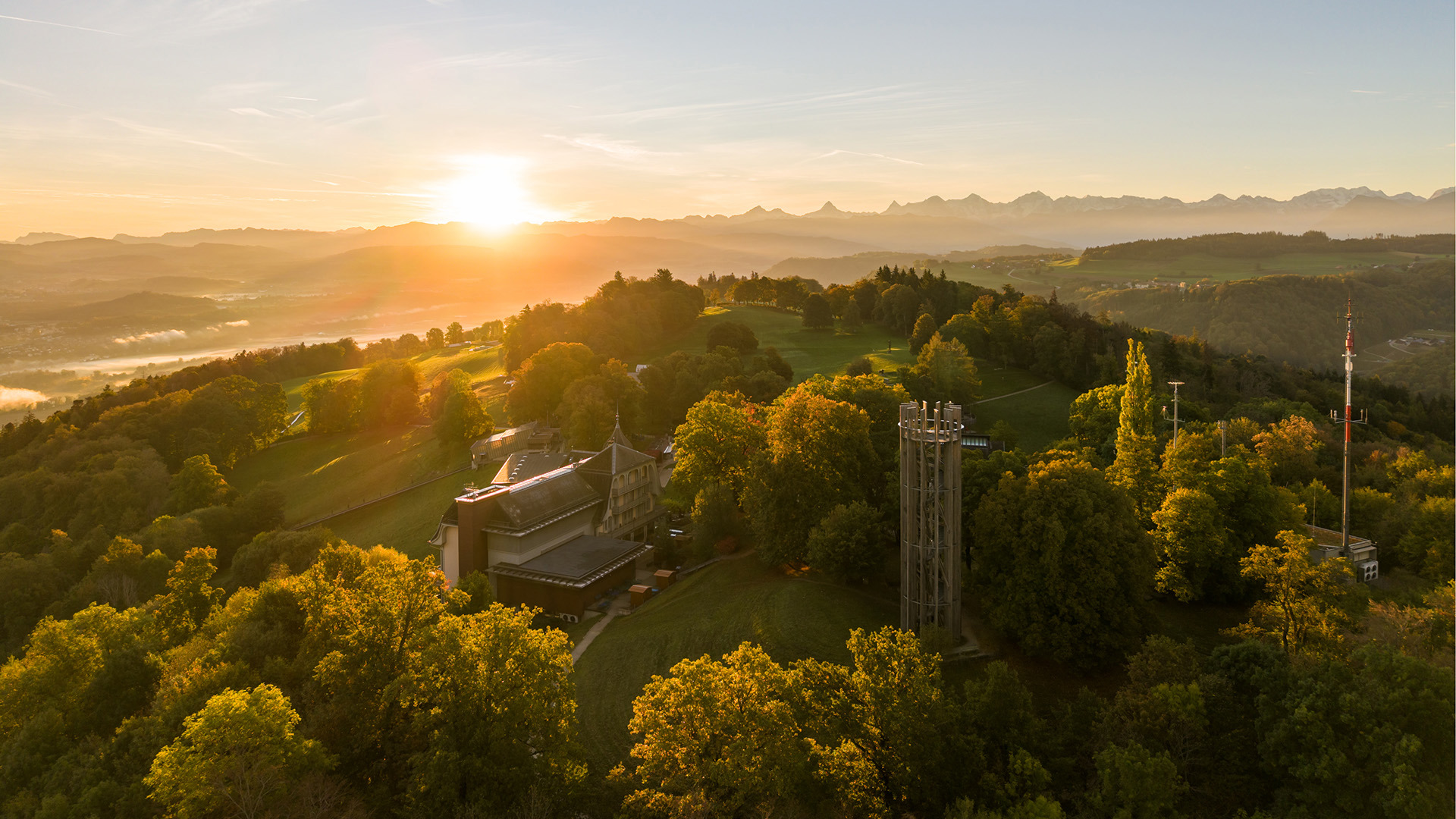 HerHerbstliche Abendstimmung auf dem Gurten mit Blick über die Berner Landschaft bis zu den Alpen.