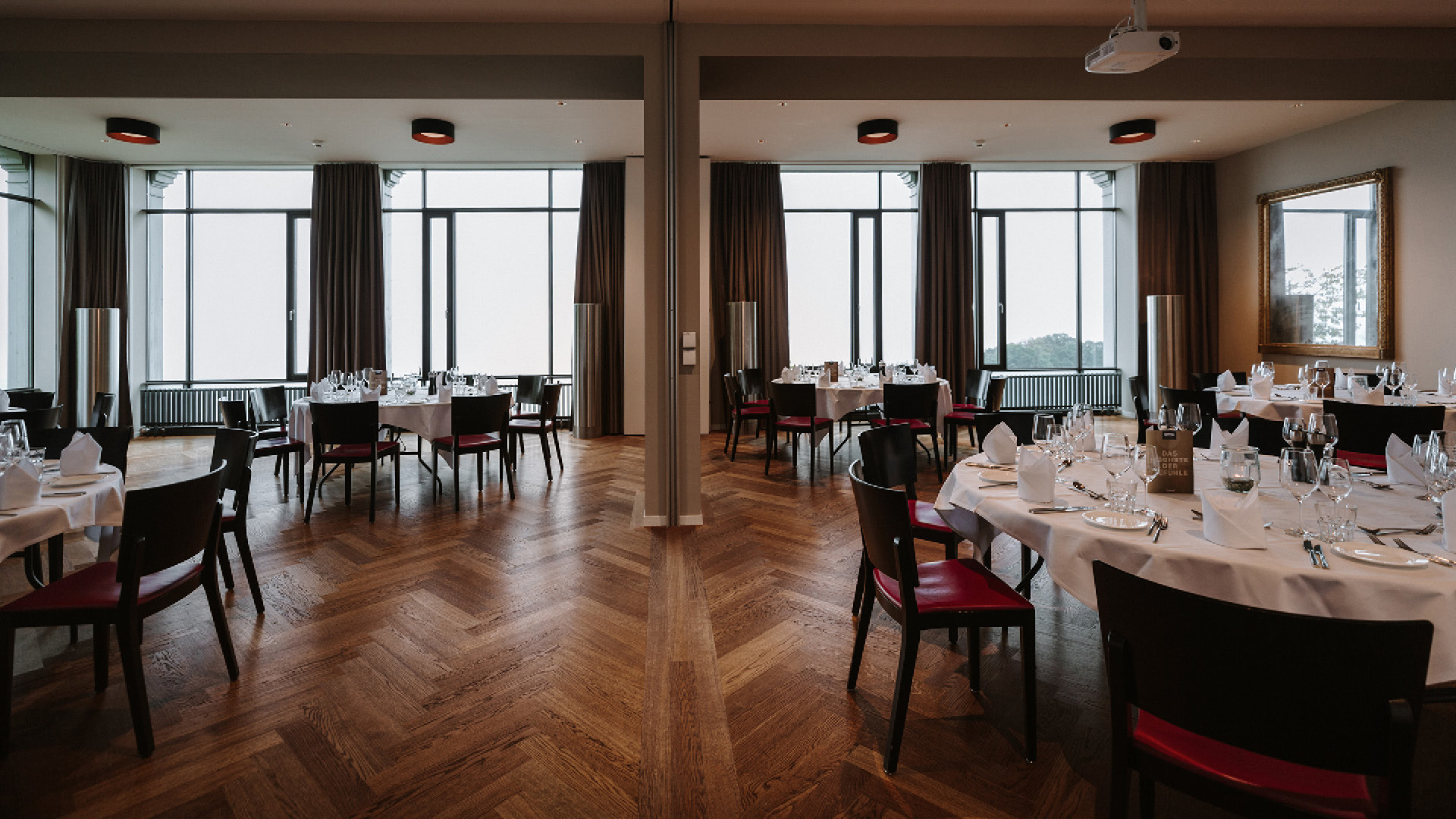Les salles Ussicht et Wytsicht réunies, avec tables dressées