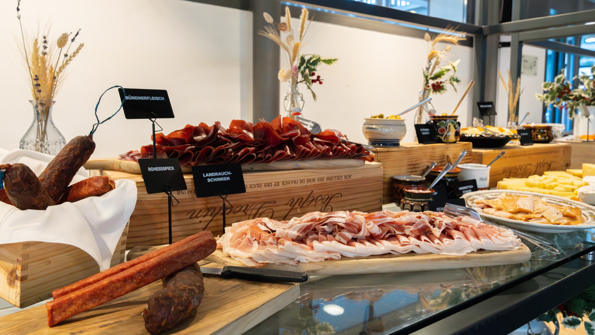 Die Auswahl an verschiedenen Würsten, Fleisch und Käsen beim Schüürbrunch.