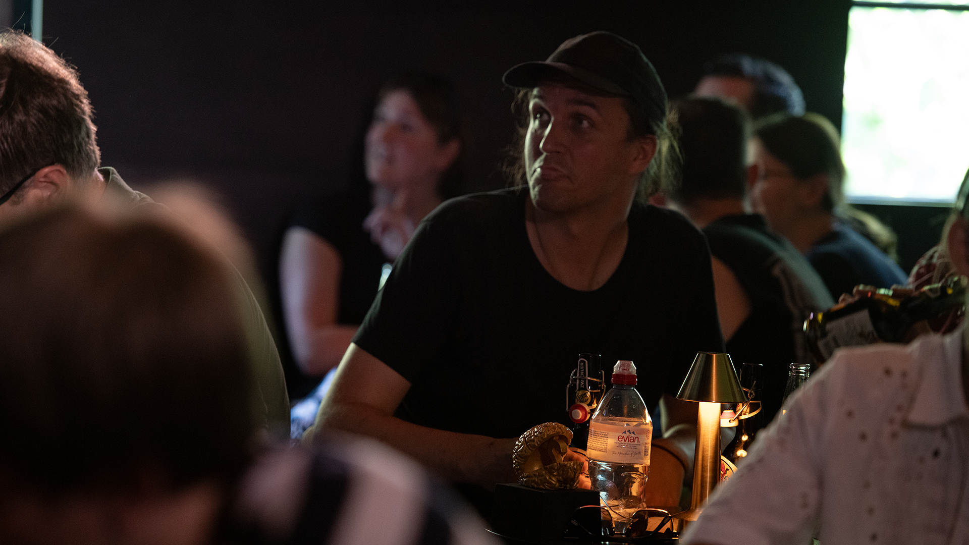 Ein Mann schaut erstaunt zum Quizmoderator