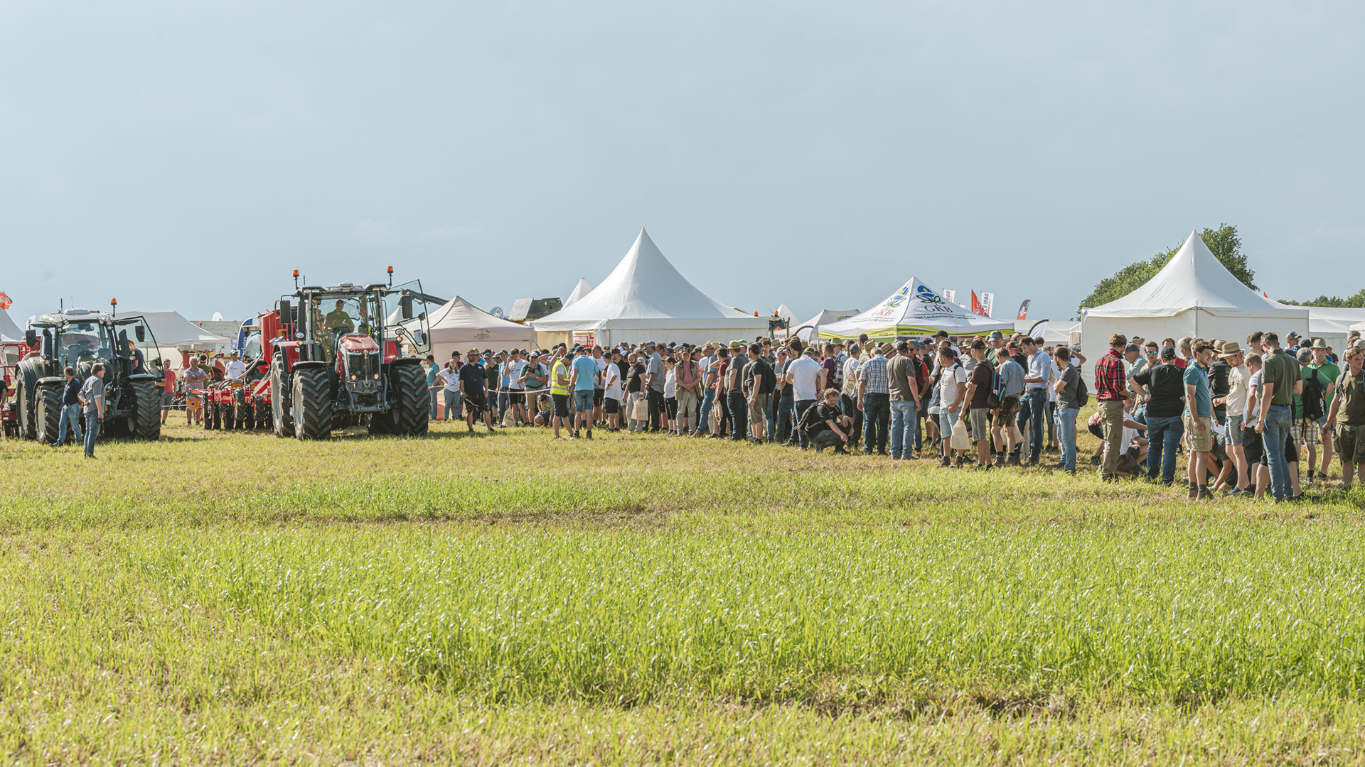 Le site de la fête, avec ses tentes et ses tracteurs exposés