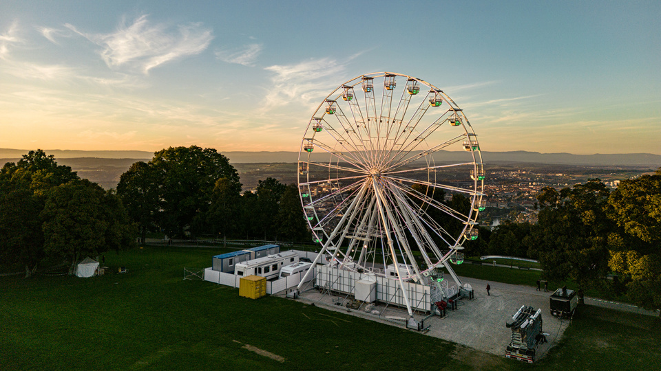 La grande roue avec le bâtiment Kulm en arrière-plan au coucher du soleil