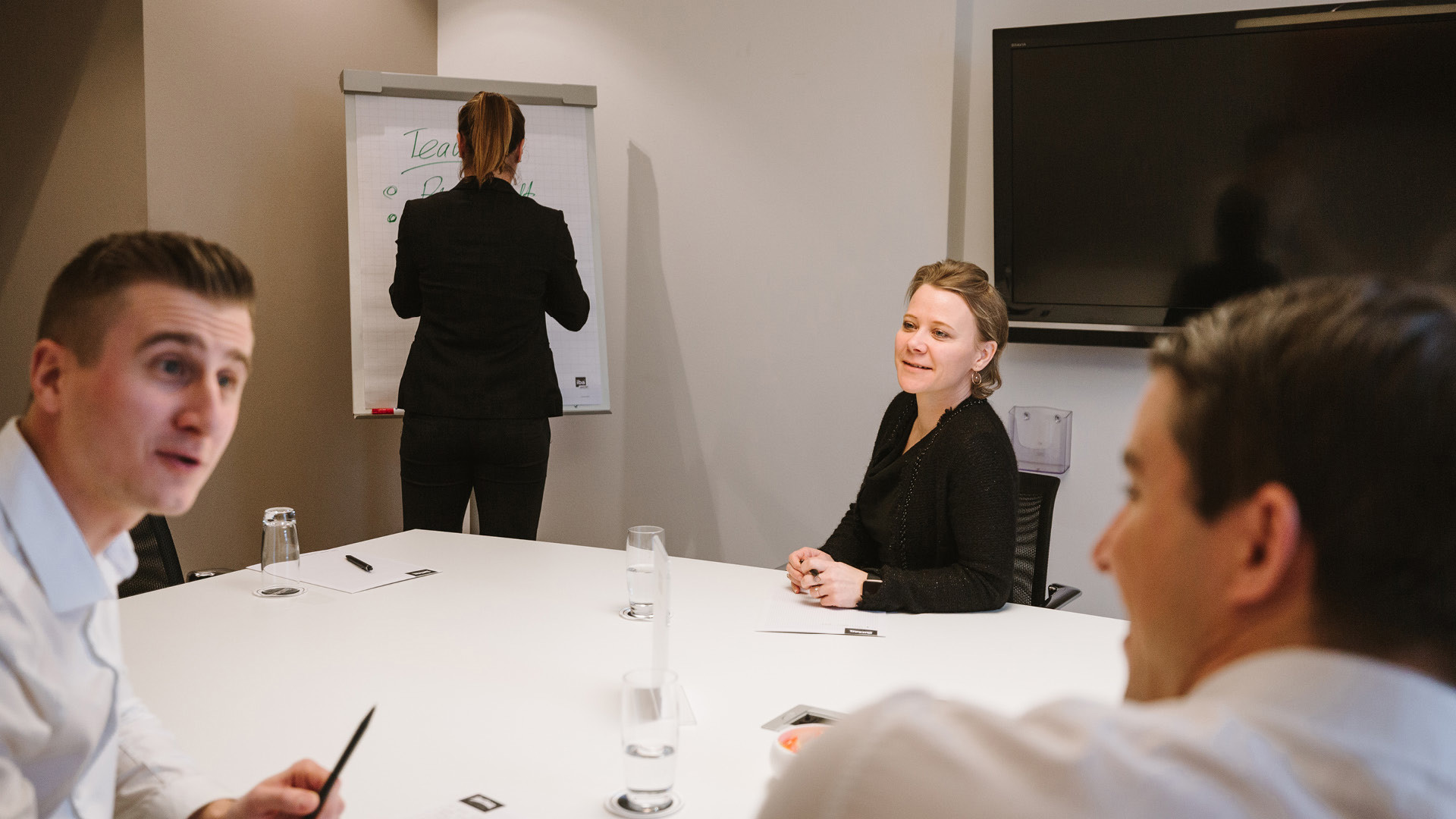 Teilnehmer eines Seminars unterhalten sich miteinander