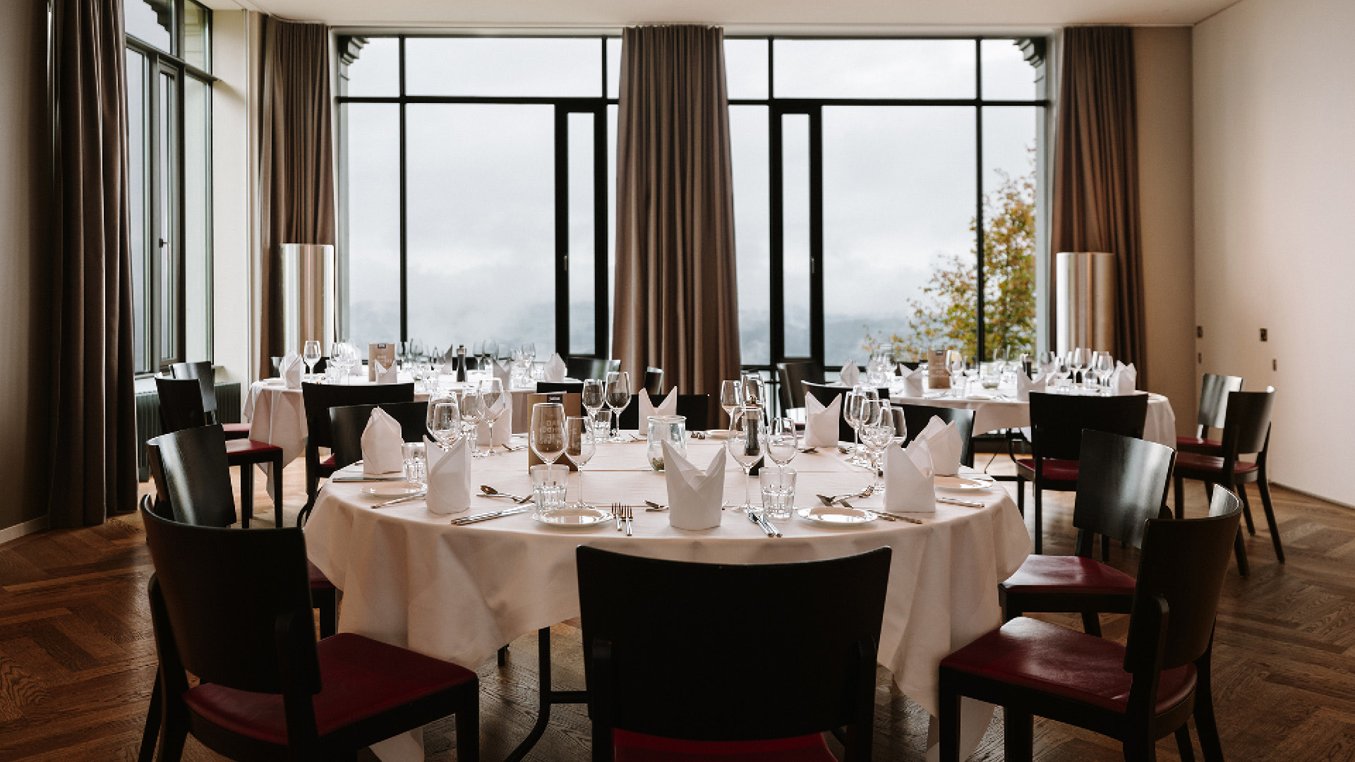 La salle « Ussicht » joliment décorée pour un événement.