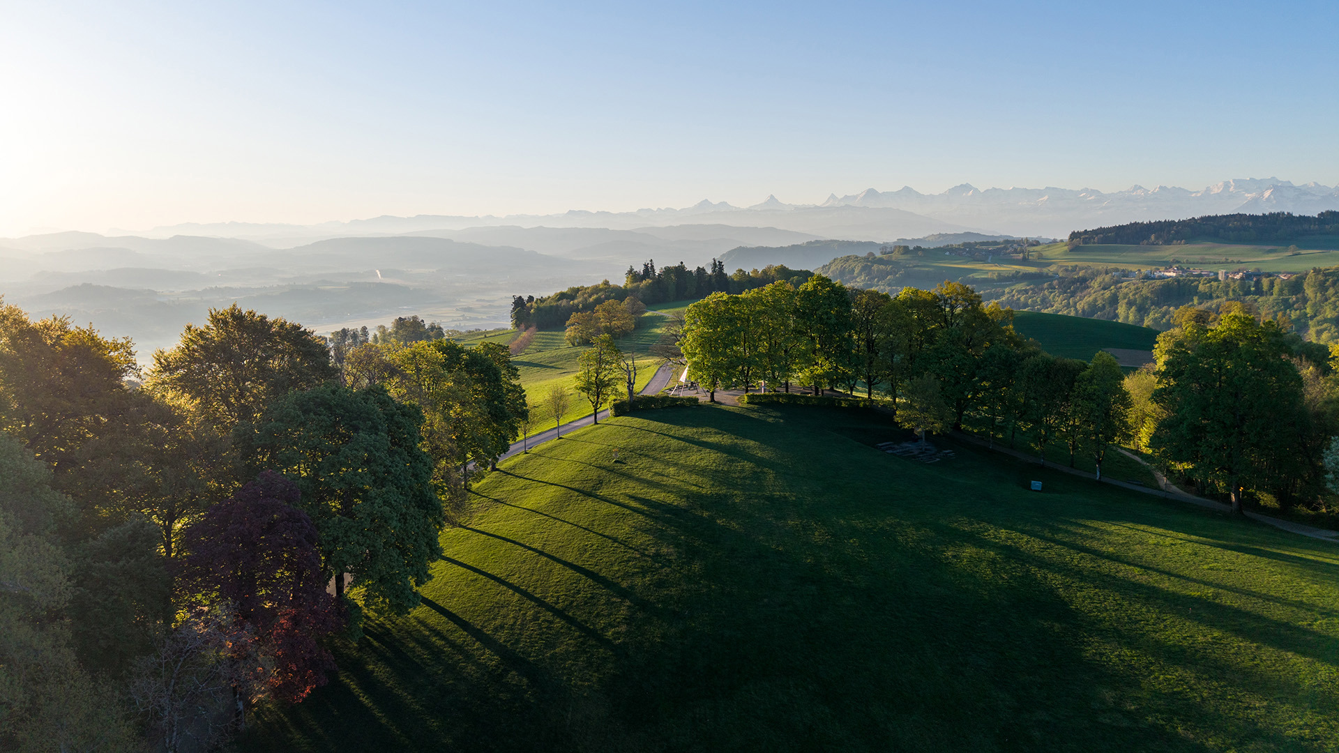 Der Gurtenpark mit Blick auf die Bergkette.