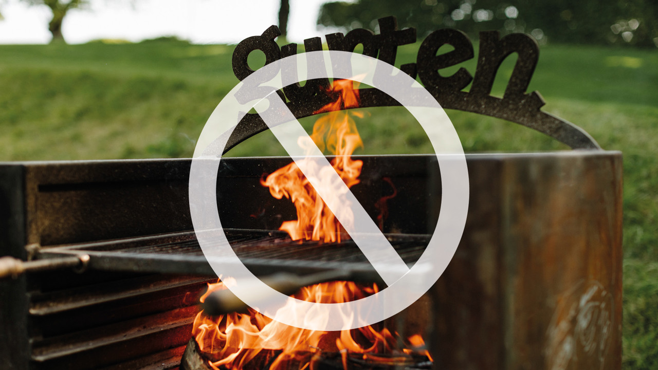Grillstelle mit Verbotsschild davor