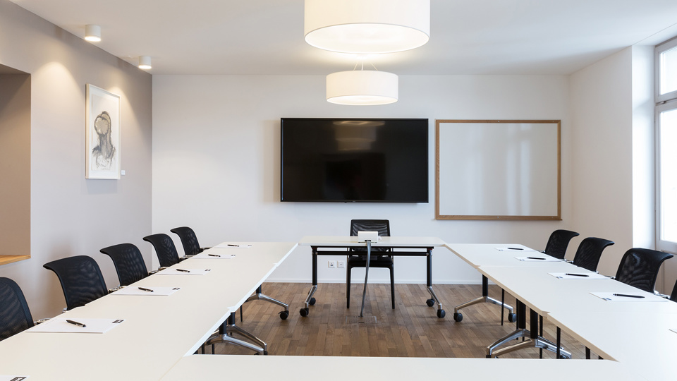 Forme en U dans la salle de séminaire SIBE
