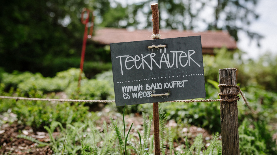 Une étiquette pour les herbes à thé dans le jardin Gurten.