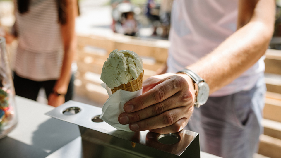 Un homme reçoit une glace.