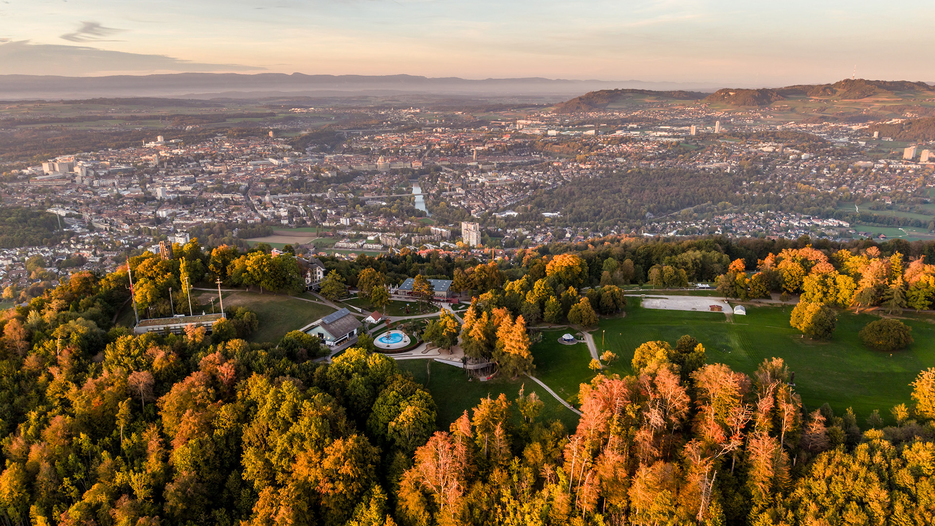 Herbstlicher Panoramablick vom Gurten über die Stadt Bern und die farbenfrohe Landschaft.