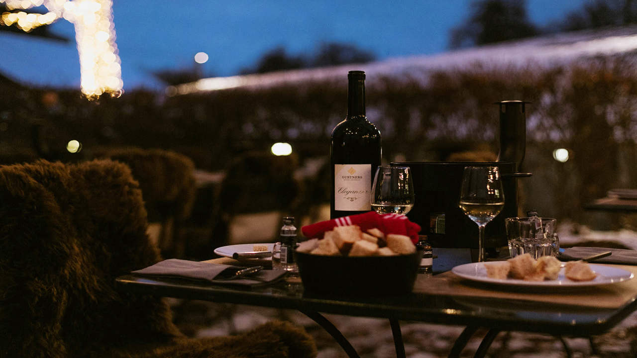 La table joliment dressée pour une fondue à la pleine lune.