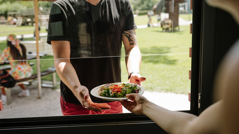 Un homme prend une salade au take-away Bahnhöfli.