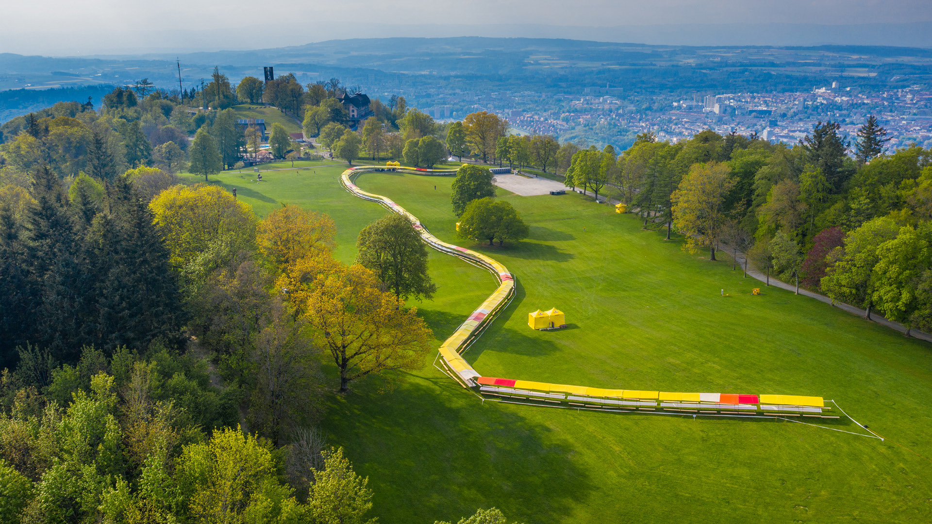 400 Meter langer Raclettetisch auf der Gurten-Wiese am 20-Jahre-Jubiläum