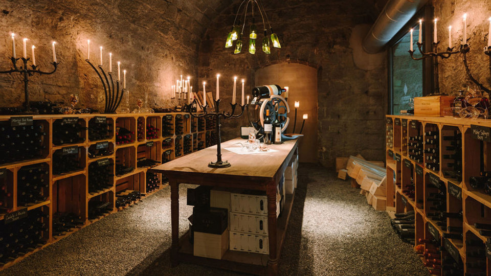 La cave à vin dans la cave voûtée du Gurten.
