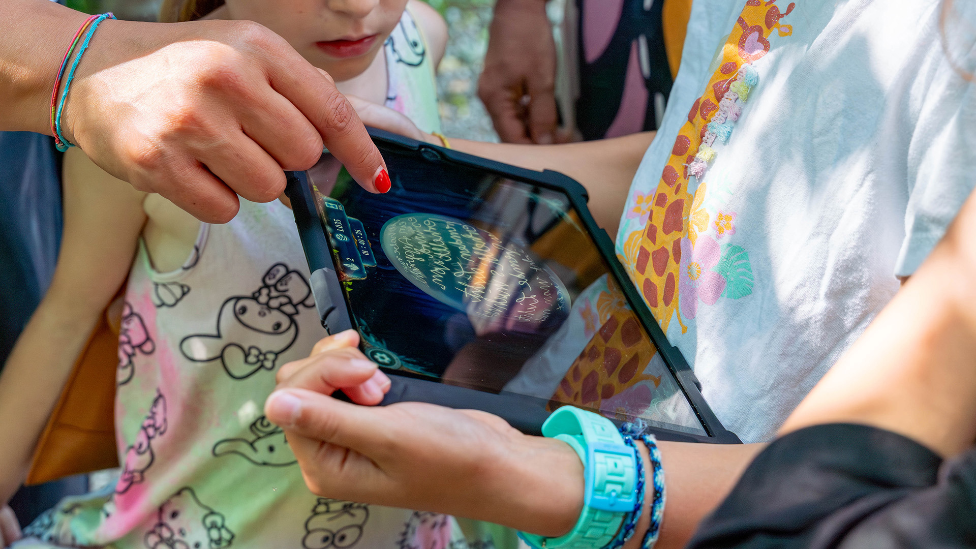 Mehrere Personen spielen Outdoor Escape Game auf Gurten