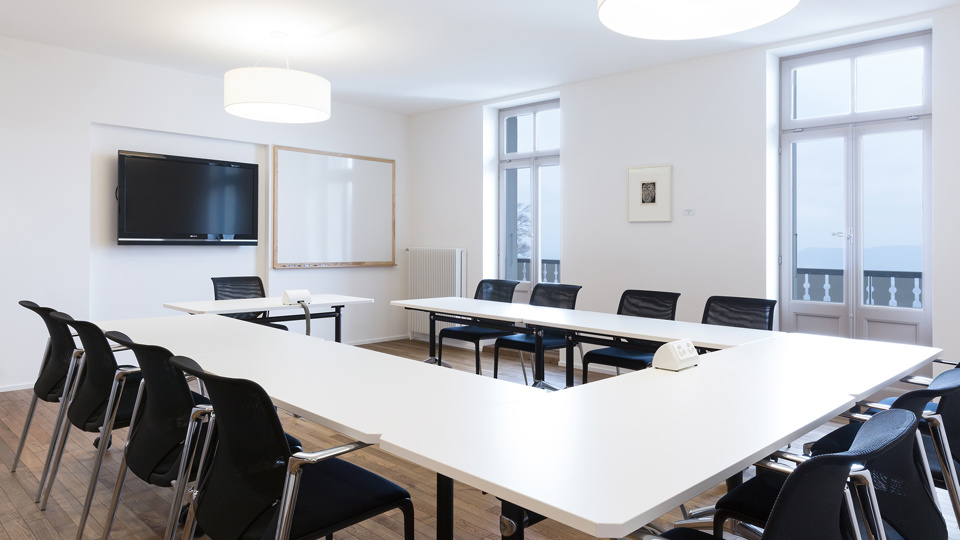 Chaises disposées en U pendant le séminaire
