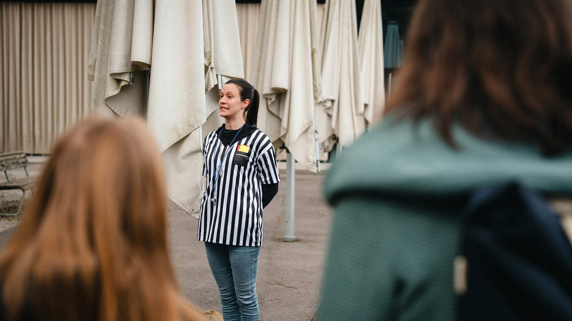 A person in a referee's uniform at a guided tour at Gurten.