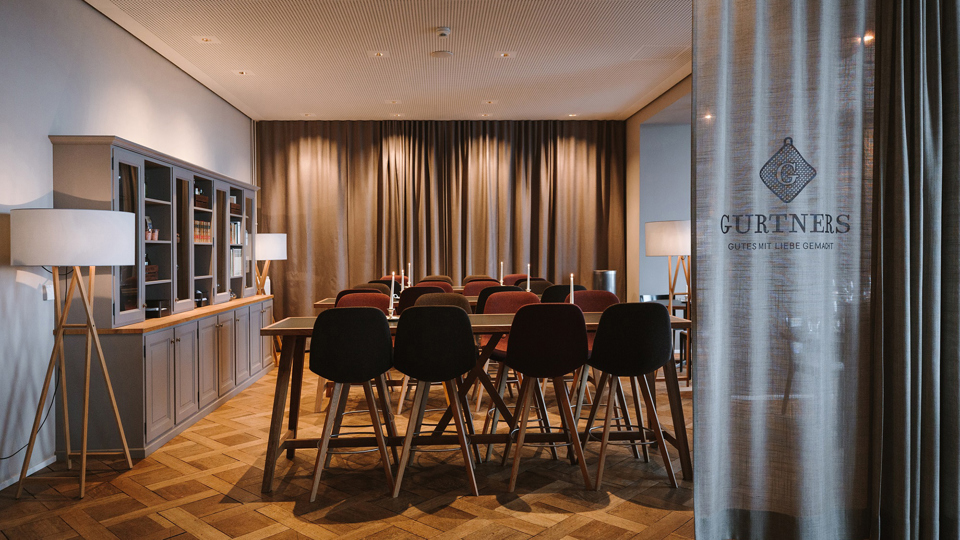 Les tables hautes dans la bibliothèque du restaurant Gurtners
