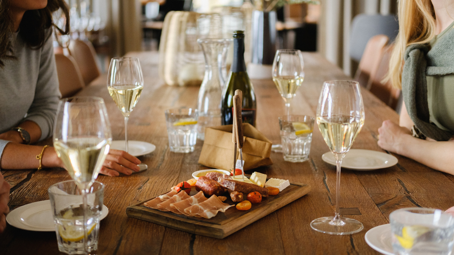 Prosecco und Apéroplatte auf Festtisch