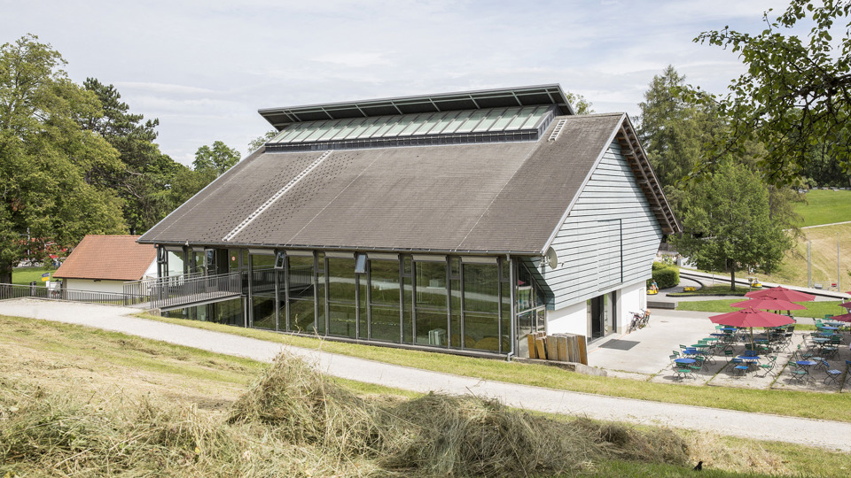Le lieu événementiel Schüür vu de l'arrière avec la grande terrasse sur le côté