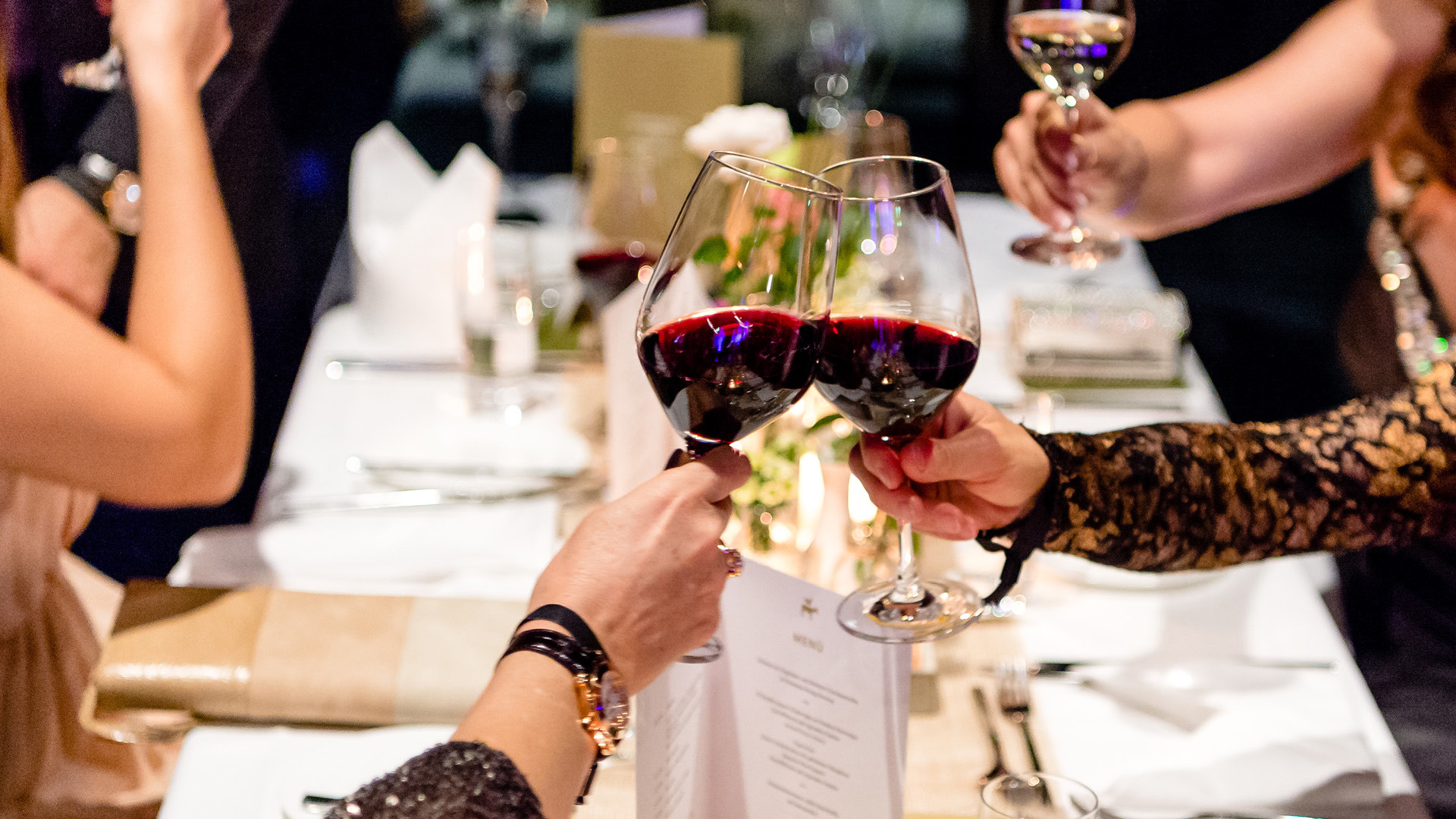 Deux personnes en train de trinquer lors d’une réunion d’anciens élèves