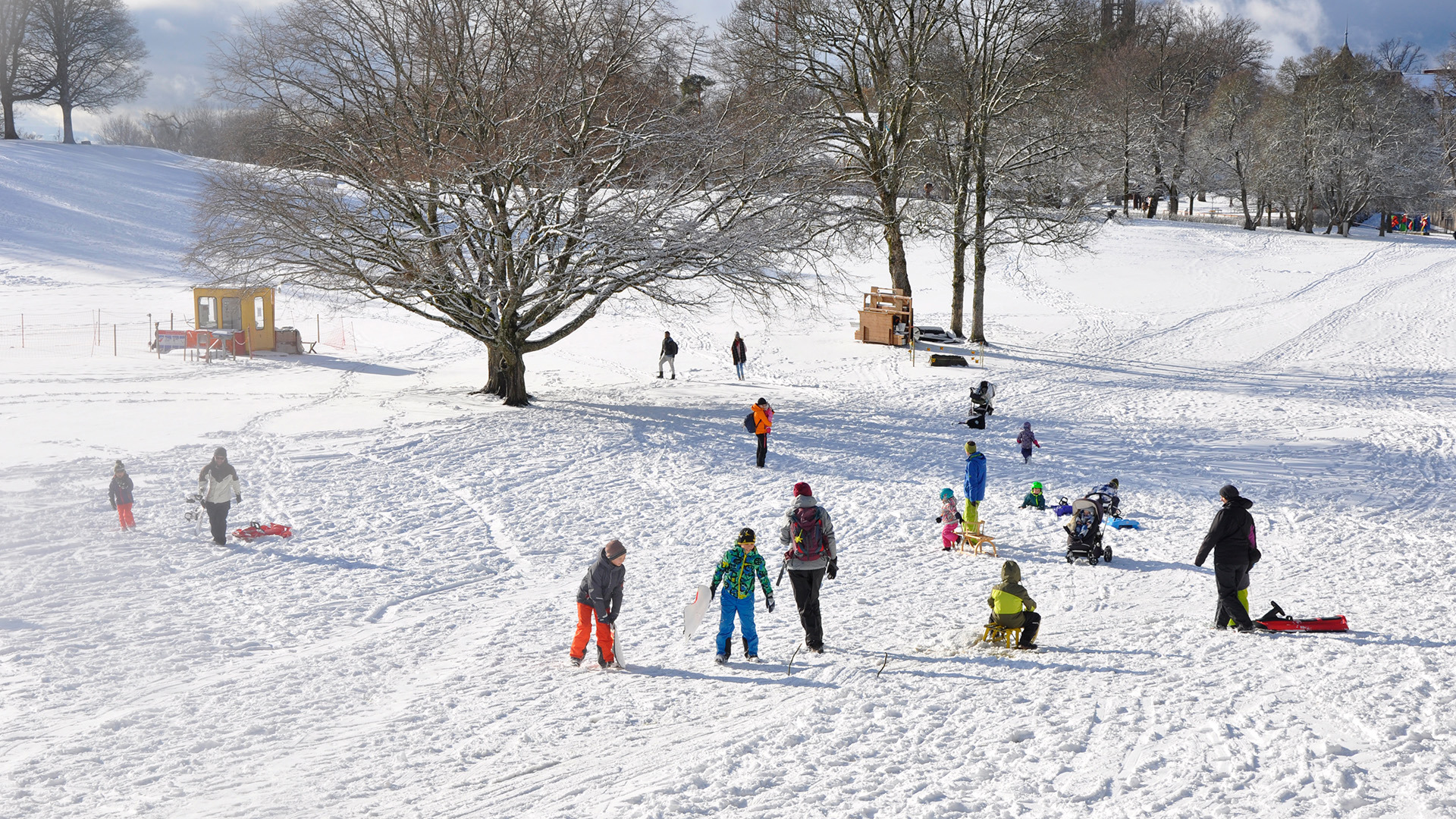 Paysage hivernal sur le Gurten avec de nombreux enfants qui jouent