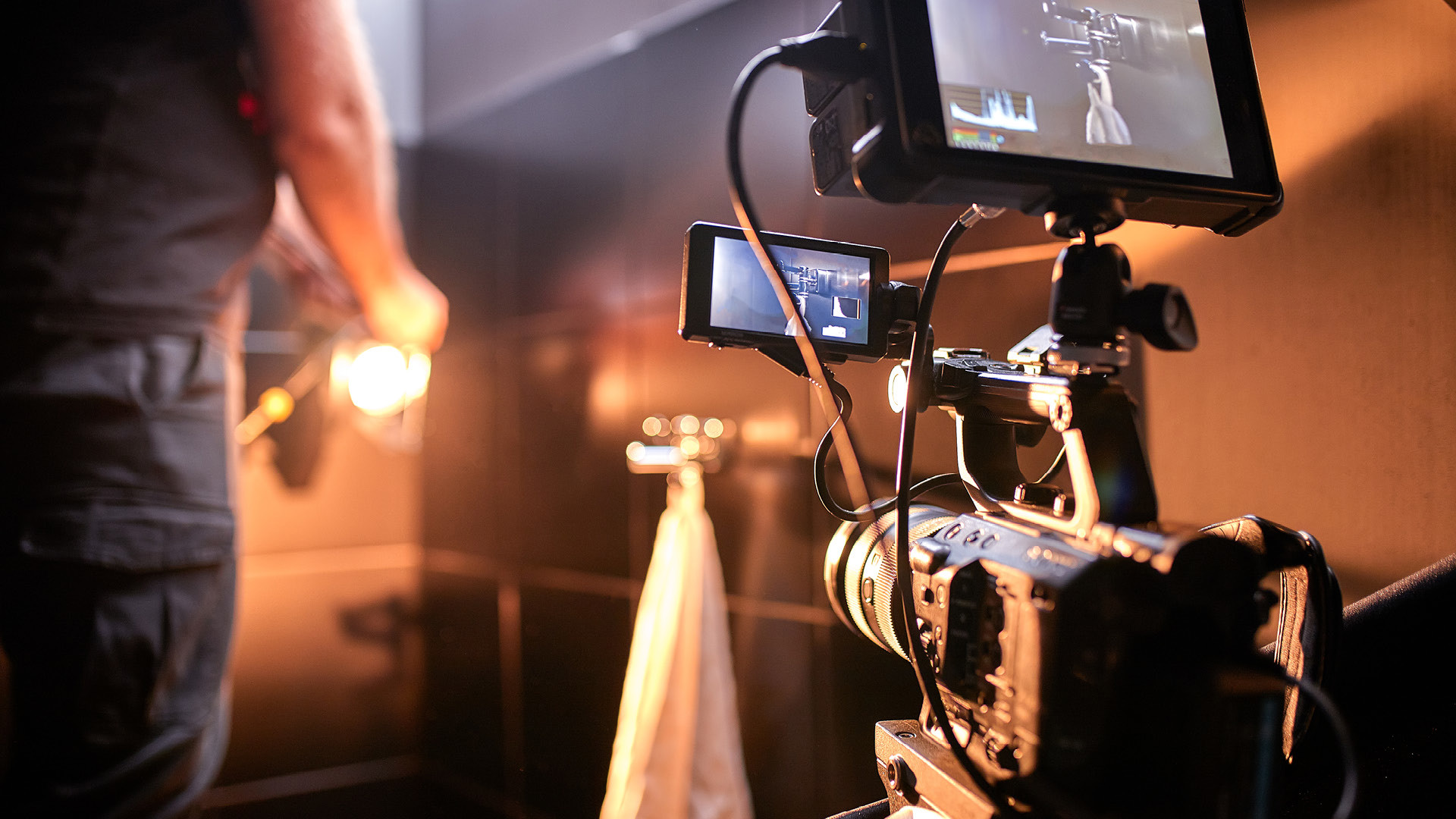 Installation cinématographique avec décor de cinéma en arrière-plan