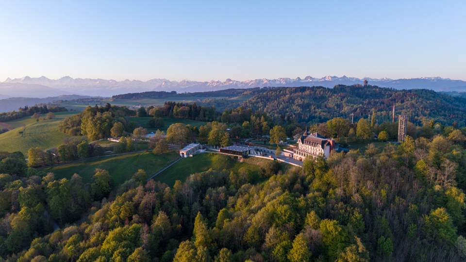 Der Gurten - Park im Grünen im Frühling mit den Schneebergen im Hintergrund