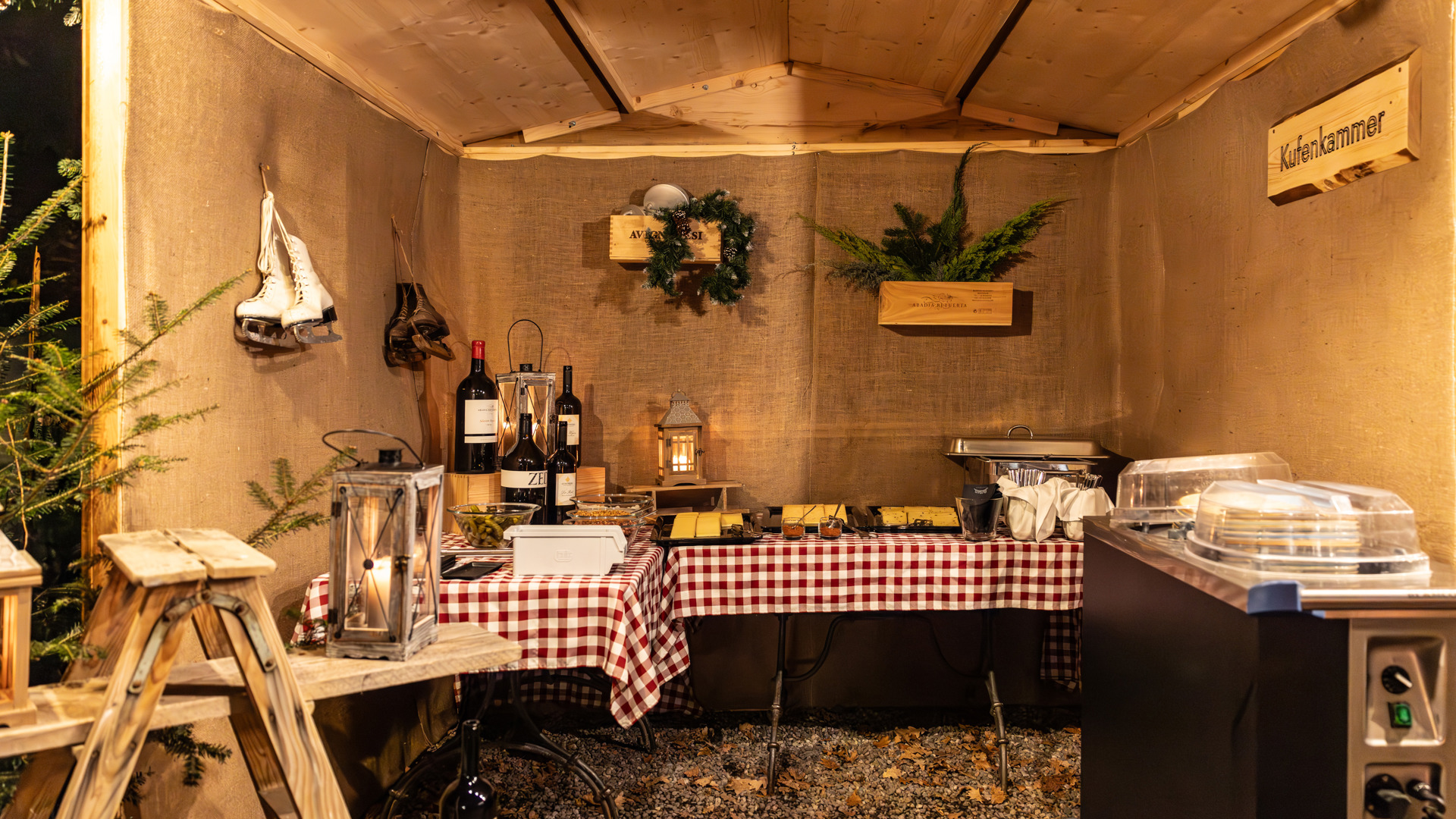 Schön dekoriertes kleines Chalet mit vorbereiteten Zutaten für das Raclette