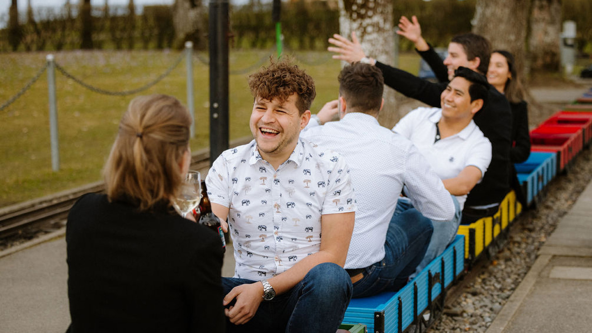 Des personnes qui savourent un apéritif dans un petit train