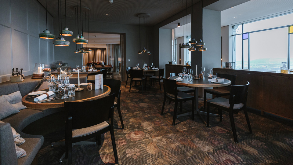 Tables rondes dressées dans le salon du restaurant Gurtners