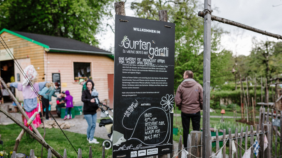 L'entrée du Gurten Garten avec un panneau indiquant les informations les plus importantes.