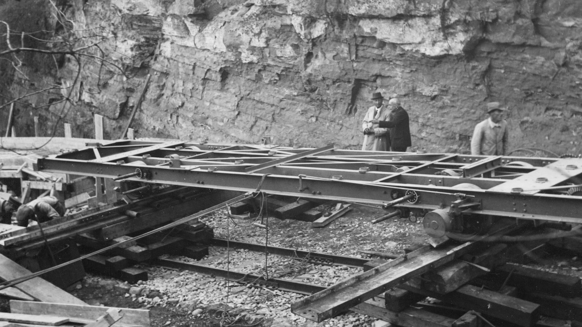 Black-and-white image of the Gurtenbahn railway track in front of a rock face