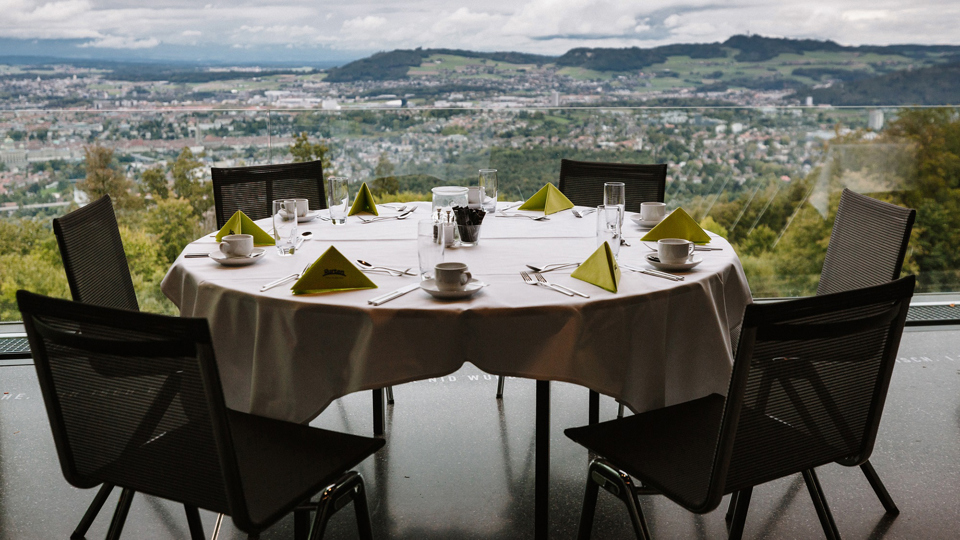 Longue table dressée dans le Pavillon avec vue sur Berne