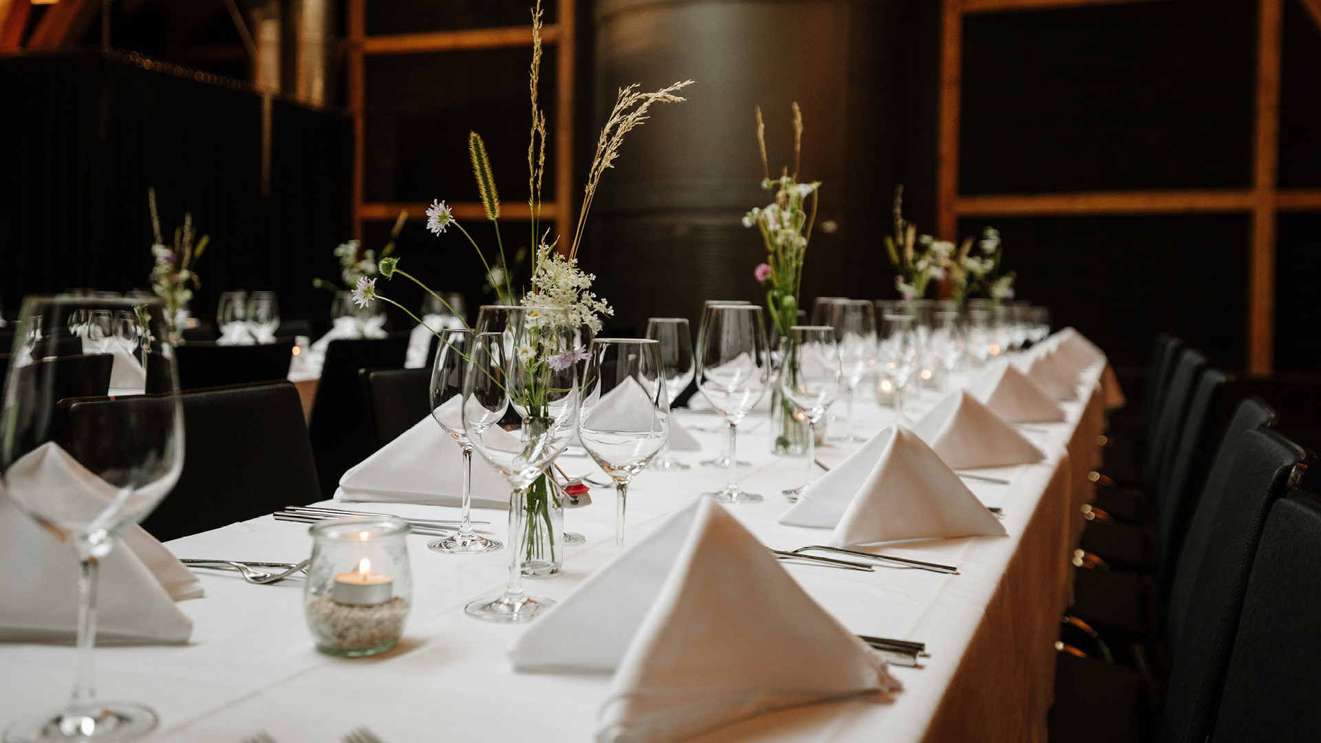 Une salle de réception joliment décorée avec des fleurs vertes.