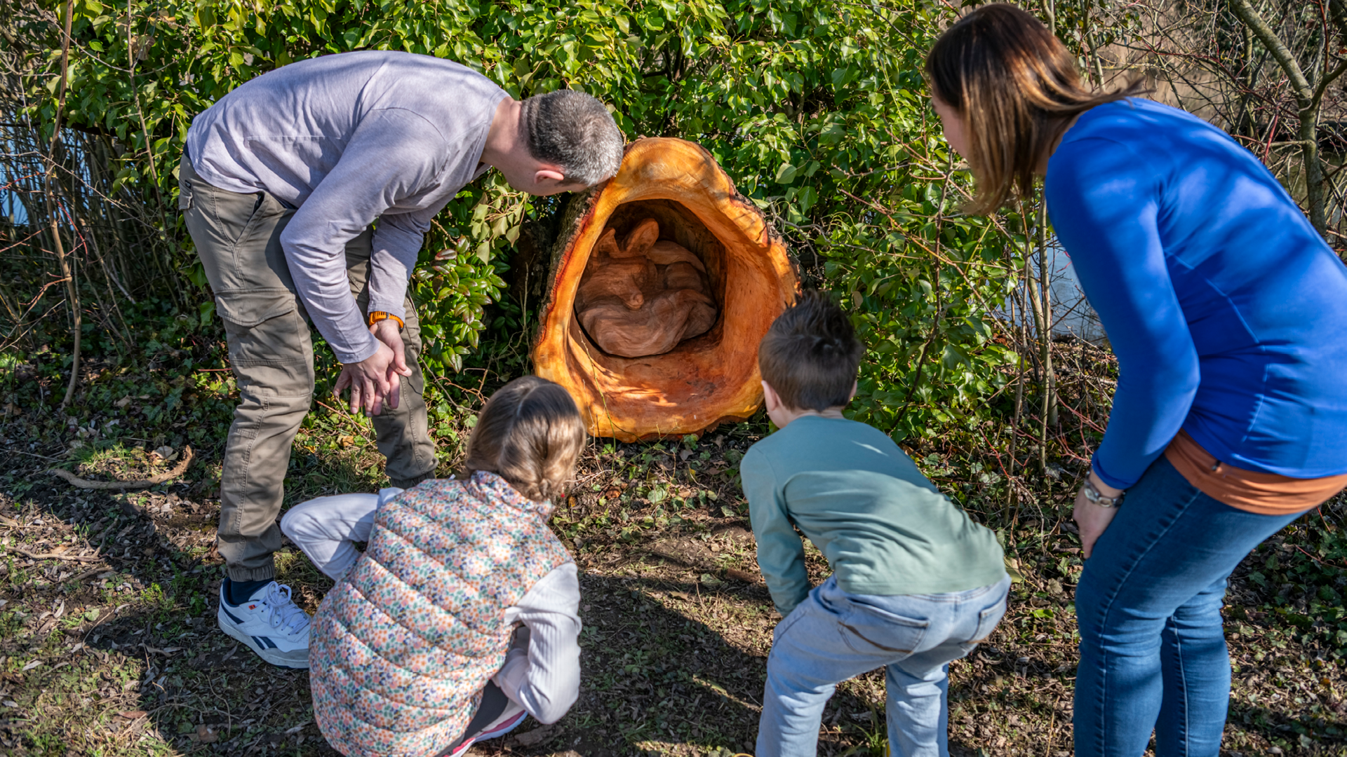 Eine Familie welche eine Attraktion von "Natur. Und du?" auf dem Gurten betrachtet.