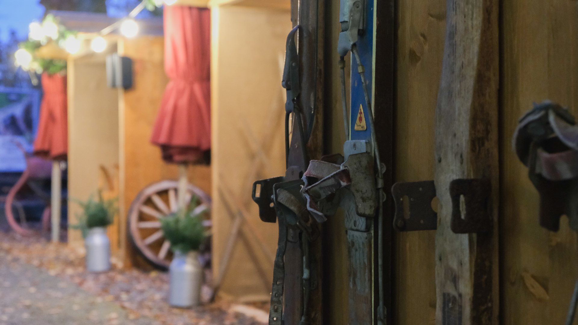Anciens skis utilisés comme décoration dans un chalet dans un village d'hiver
