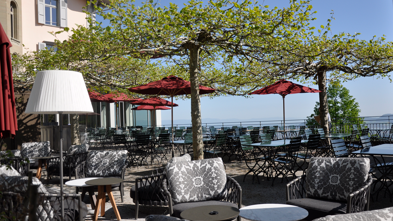 Die Terrasse des Restaurant Gurtners mit der Aussicht auf Bern