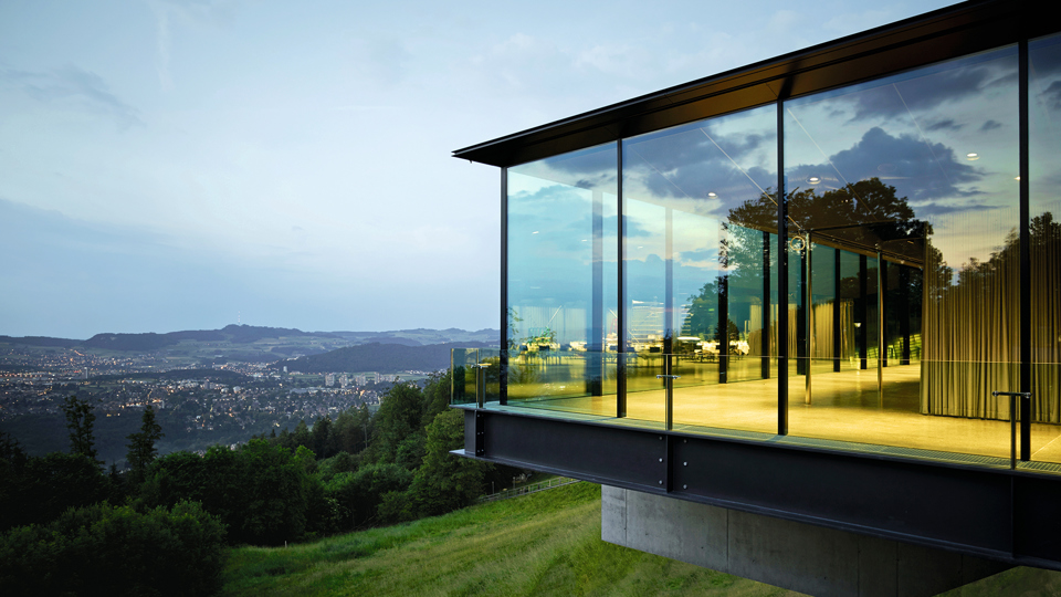 Vue extérieure du pavillon au crépuscule