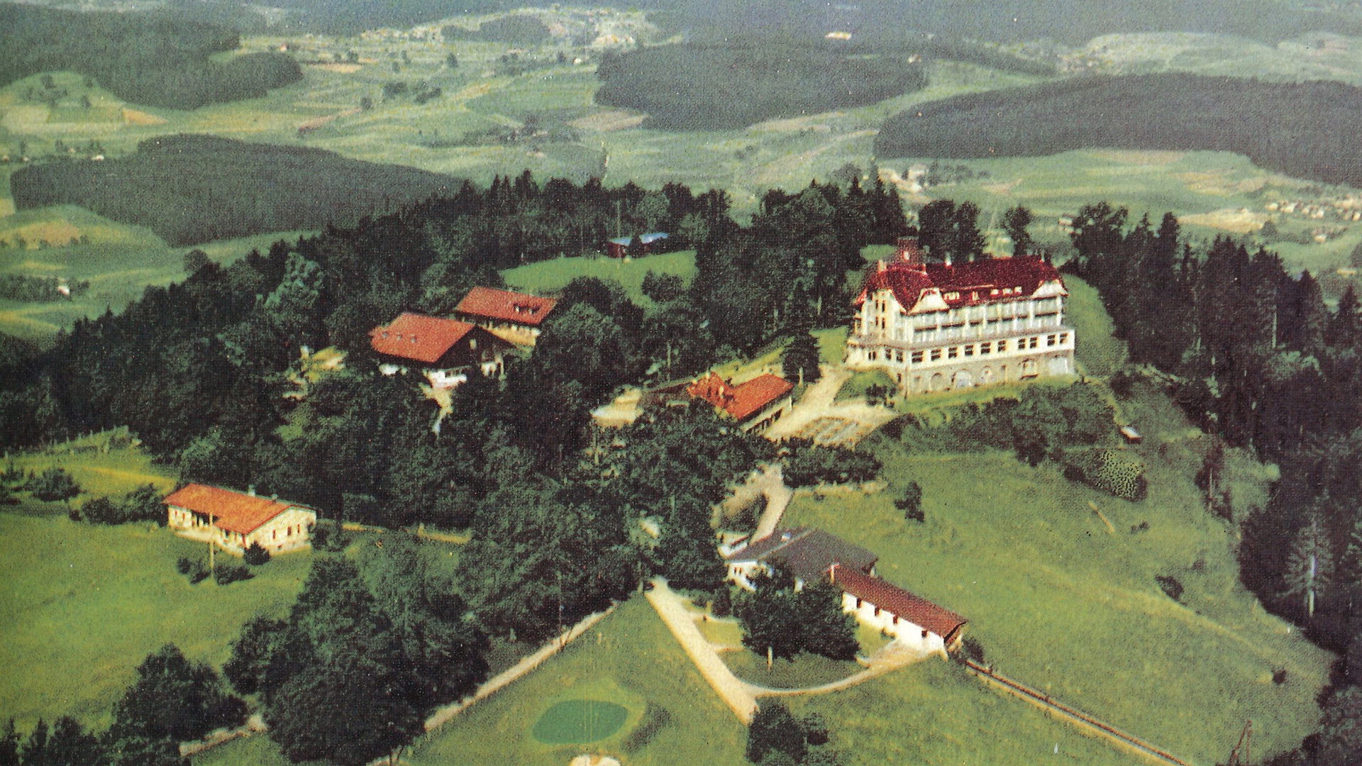 Old color photograph of the Kulm building and other buildings on the Gurten from a bird's eye view