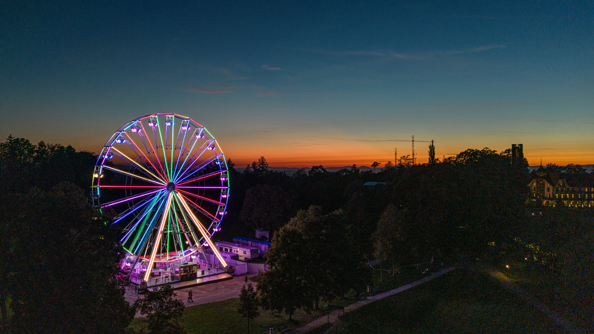 Das Riesenrad beleuchtet bei Nacht.