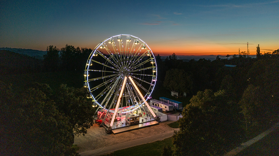 La grande roue illuminée sur le Gurten la nuit