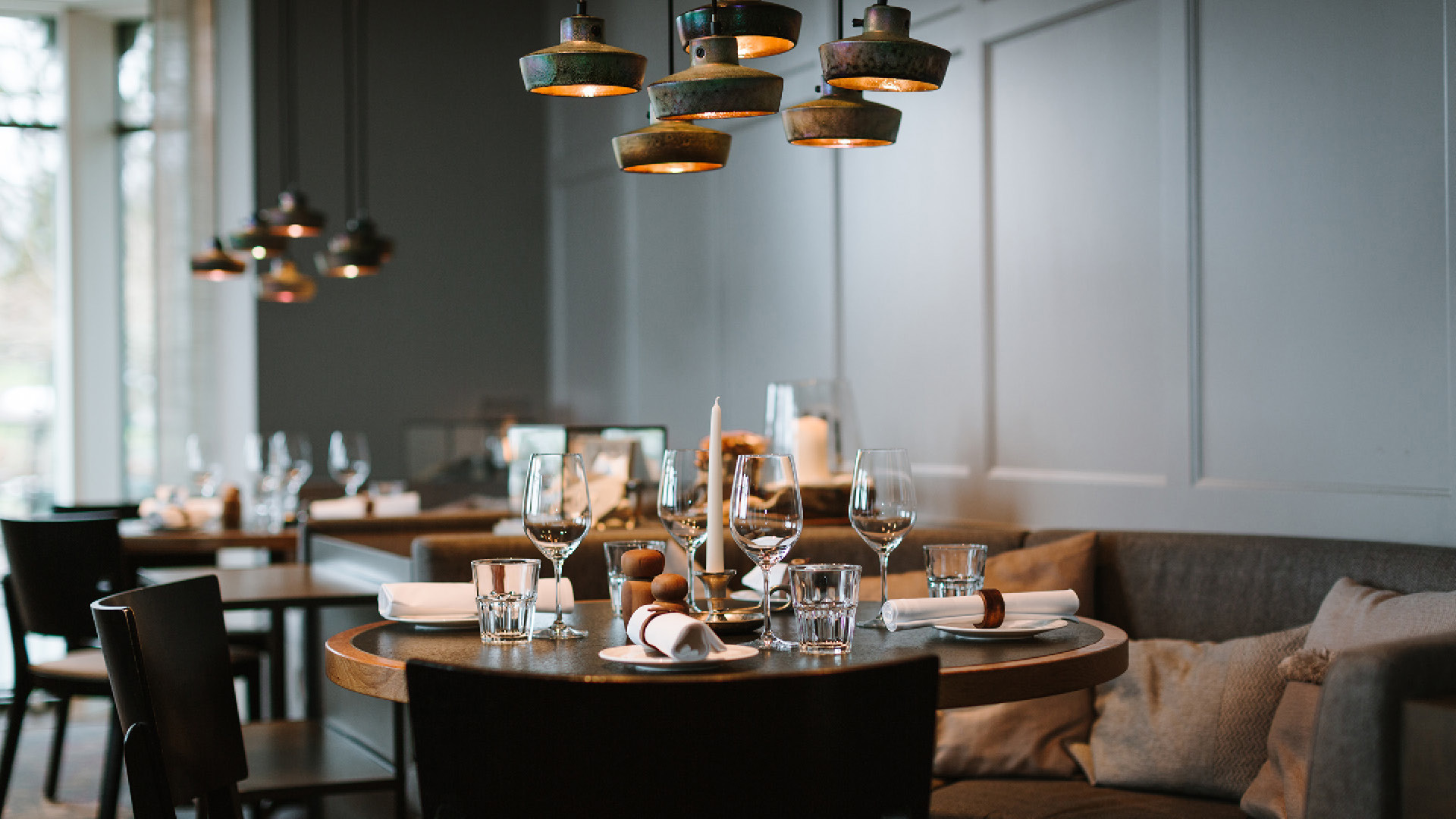 Round table laid in Gurnters à-la-carte restaurant