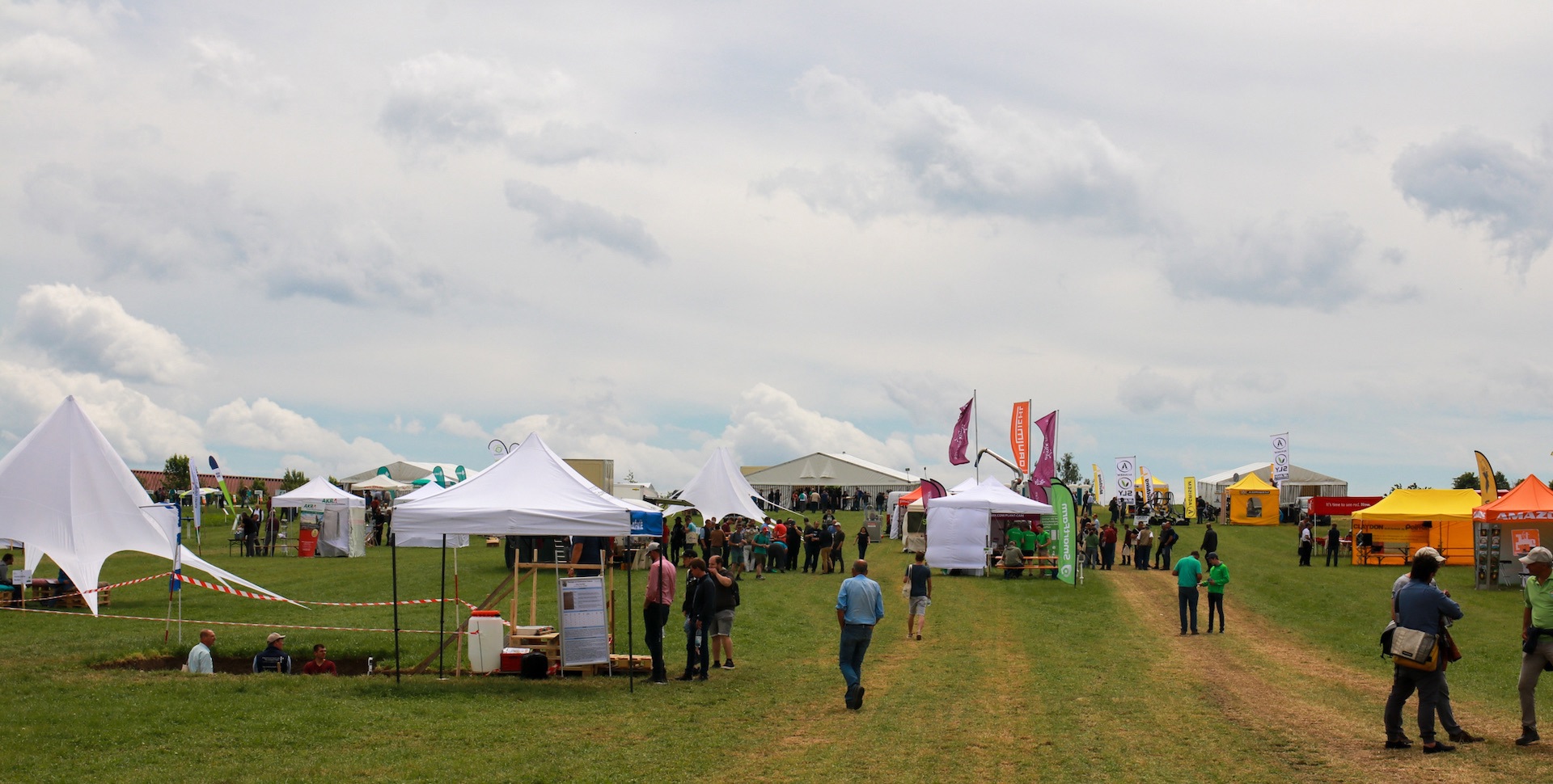 Le site de la fête, avec les tentes blanches de Soil Evolution