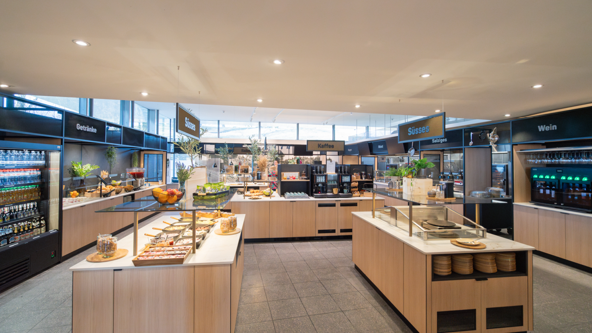 La zone buffet du restaurant à libre-service Huusbüffe