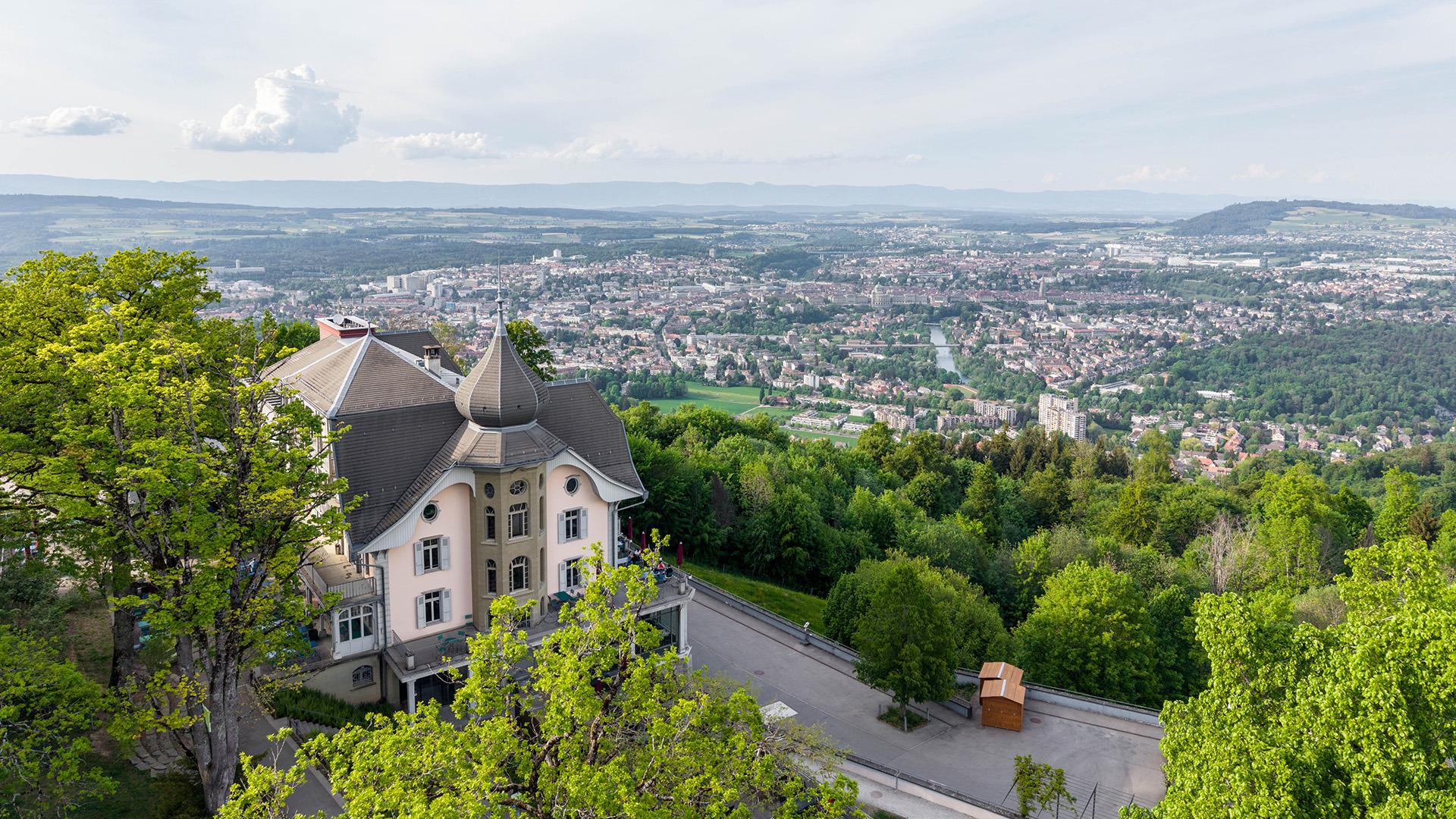 Das Gurten-Kulm Gebäude mit der Stadt Bern.