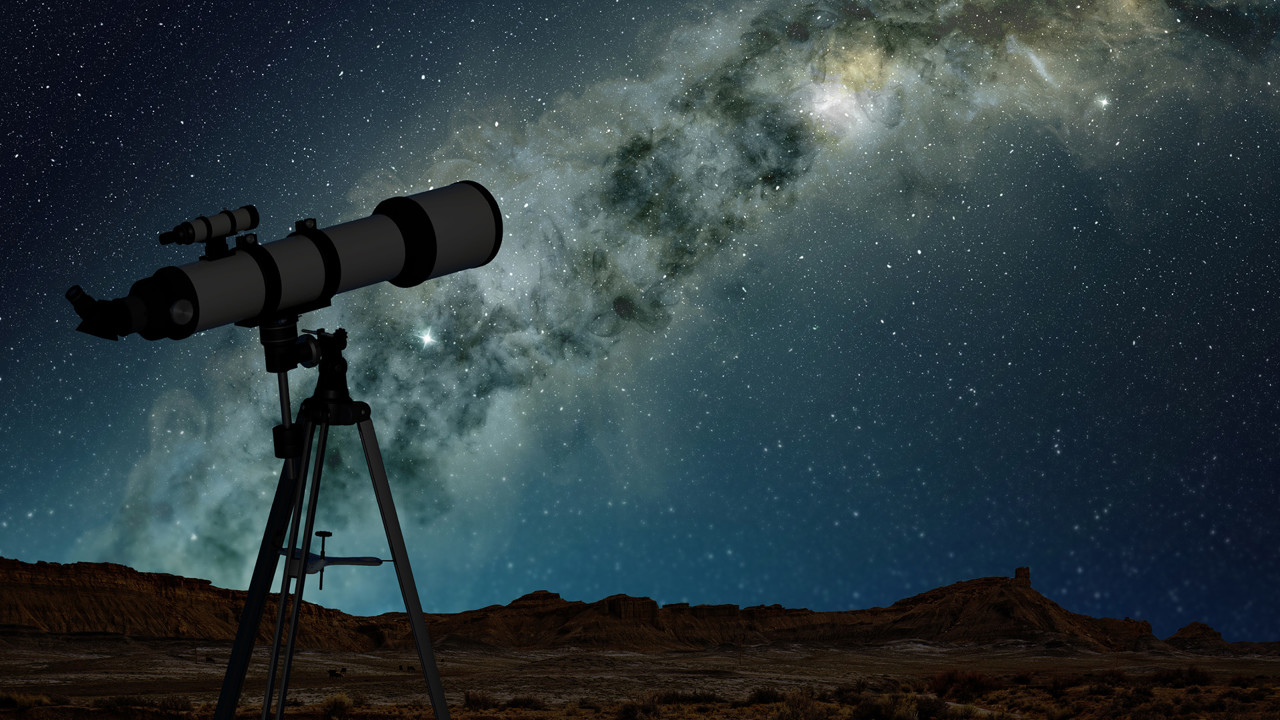 Le ciel nocturne avec vue sur la Voie lactée avec un télescope.