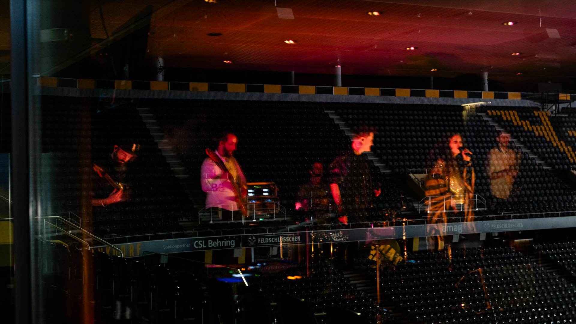Photo d'une projection d'un groupe devant les tribunes du stade du Wankdorf